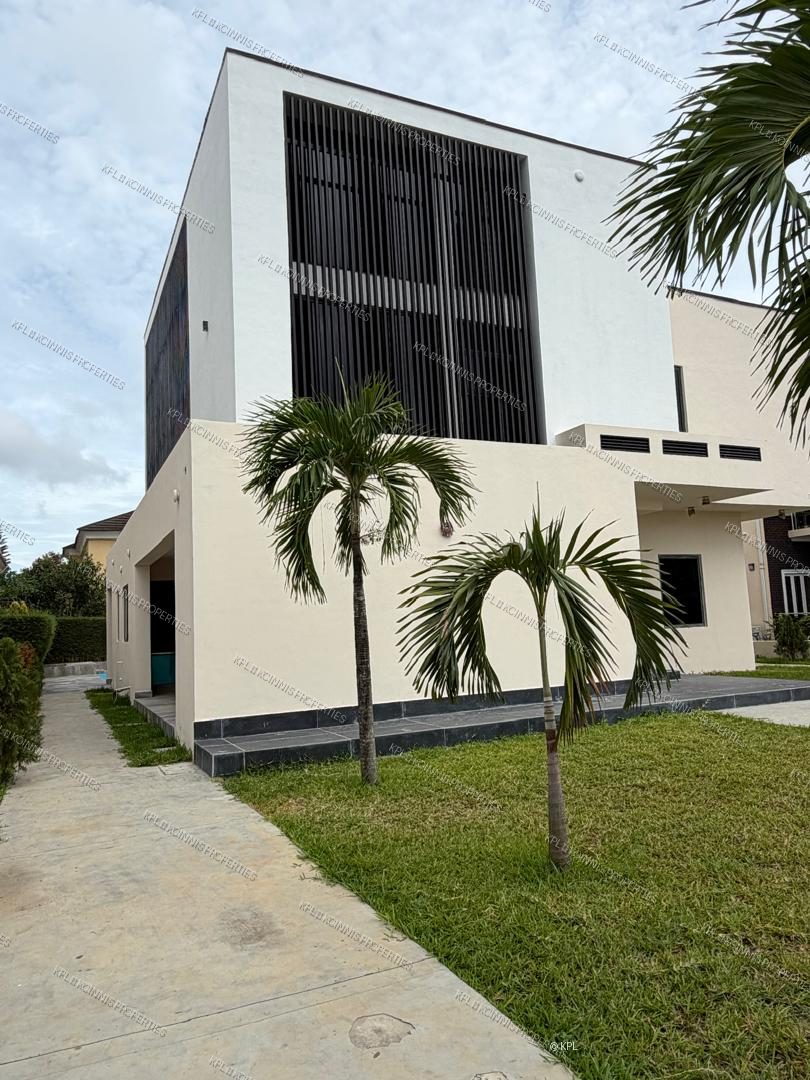 4-Bedroom Maisonette with Pool & Gym